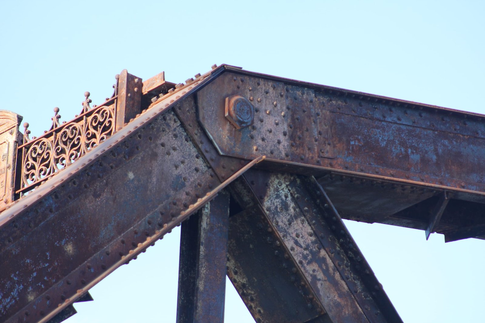 Upper connection, Iowa swing span (span #2)